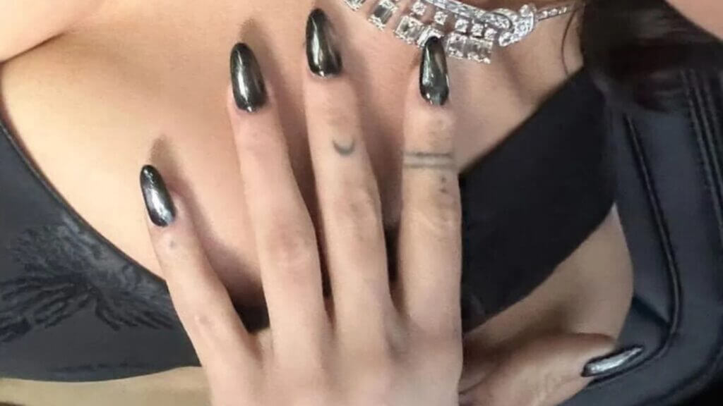 Black Chrome Nails (1)