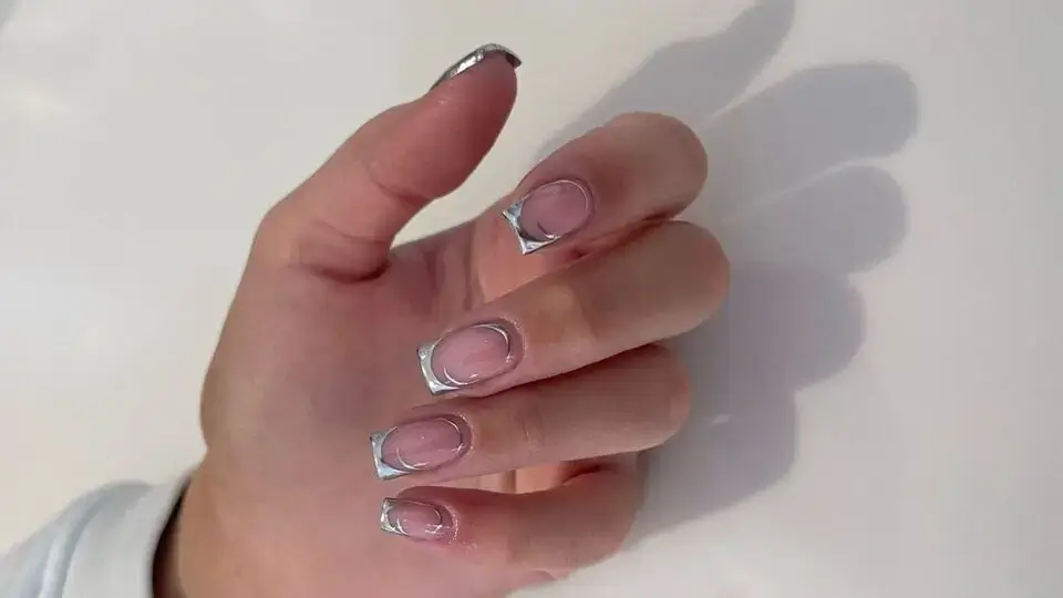 Chrome Nails (2)
