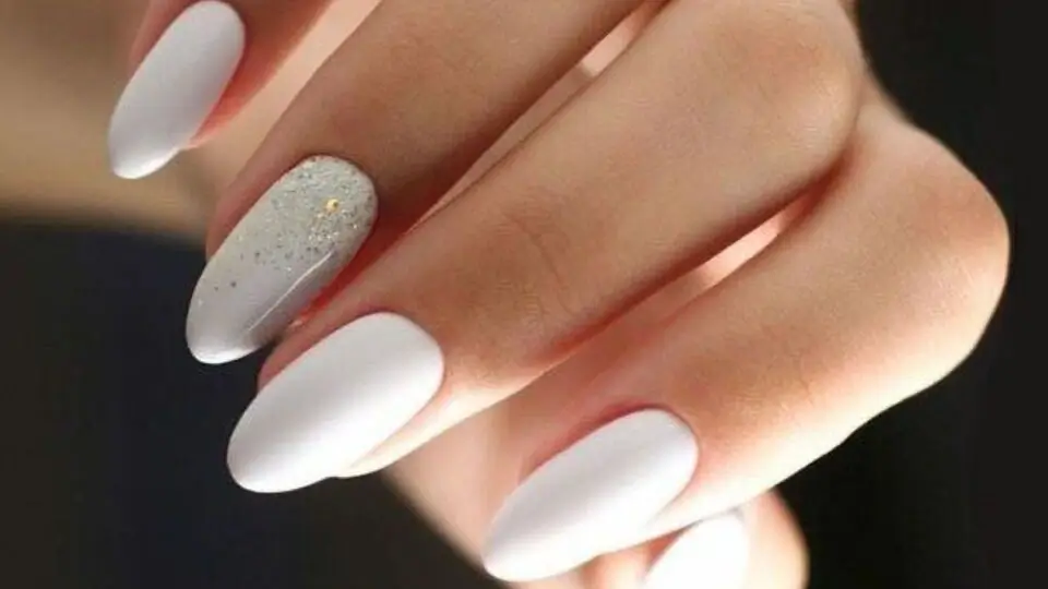 White Nail Art